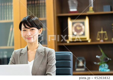 女性社員　個人事務所　司法書士　会計士　真剣な顔 45263832