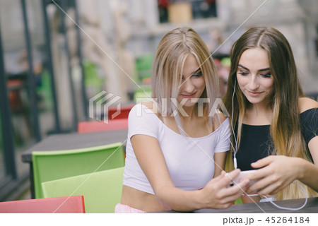 girls in cafe 45264184