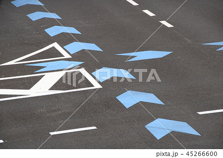 路面に表示された青い矢羽根マーク 自転車ナビライン 神奈川県横浜市内 の写真素材