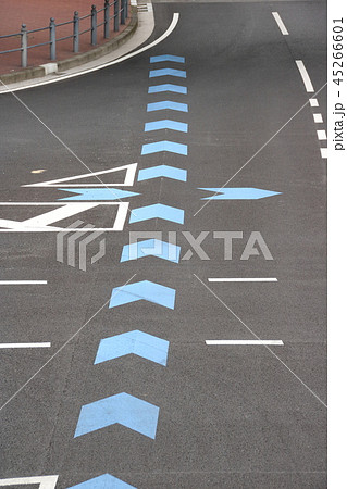 路面に表示された青い矢羽根マーク「自転車ナビライン」。(神奈川県横浜市内) 路面に表示された青い矢羽根マーク「自転車ナビライン」。(神奈川県横浜市内) 45266601