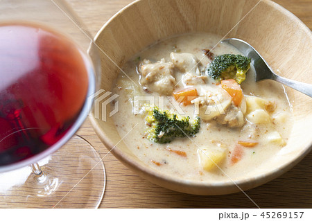 ホワイトシチューと赤ワイン 45269157