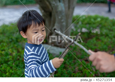 公園で遊ぶ幼児 公園で遊ぶ幼児 45271354