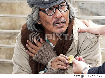 Business man money donation to homeless man 45271577