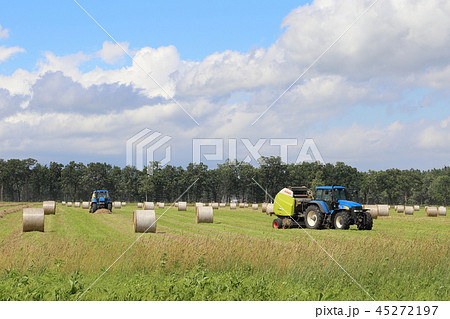 北海道 十勝地方 牧草ロールつくり風景 北海道 十勝地方 牧草ロールつくり風景 45272197