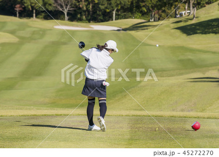 女性ゴルファー　ティーショット　女子ゴルフ　イメージ素材 45272270