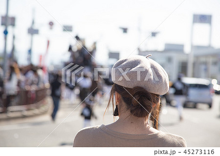だんじり祭りを見物する女性 だんじり祭りを見物する女性 45273116