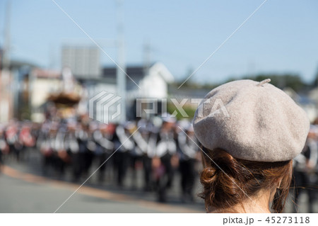 だんじり祭りを見物する女性 だんじり祭りを見物する女性 45273118