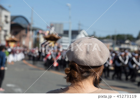 だんじり祭りを見物する女性 45273119
