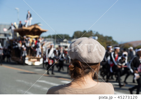 だんじり祭りを見物する女性 45273120