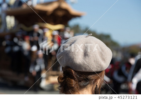 だんじり祭りを見物する女性 45273121