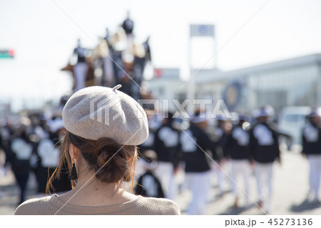 だんじり祭りを見物する女性 だんじり祭りを見物する女性 45273136