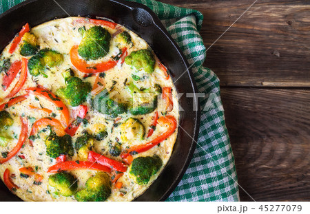 Frittata with broccoli and red pepper 45277079