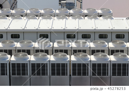 ビルの屋上に並ぶ室外機 45278253
