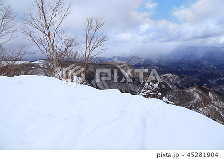 冬の赤城公園の鳥居峠から長七郎山に向かう尾根から東側（栗生山）を見る 45281904
