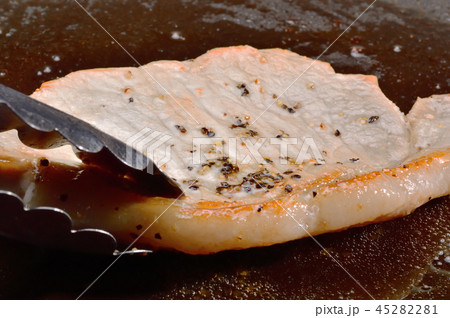ポークステーキを焼く 45282281