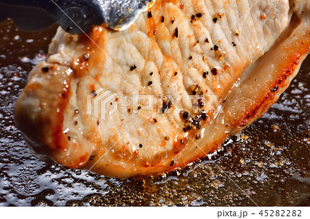 ポークステーキを焼く 45282282