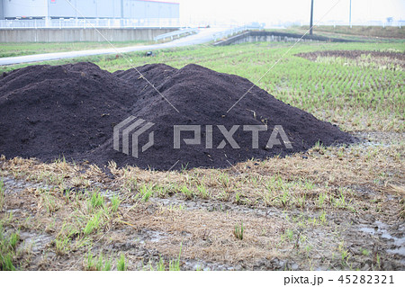 水田にもみ殻燻炭堆肥いれ 45282321
