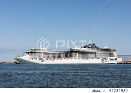 金沢新港大浜ふ頭に停泊するMSCスプレンディダ 45282989
