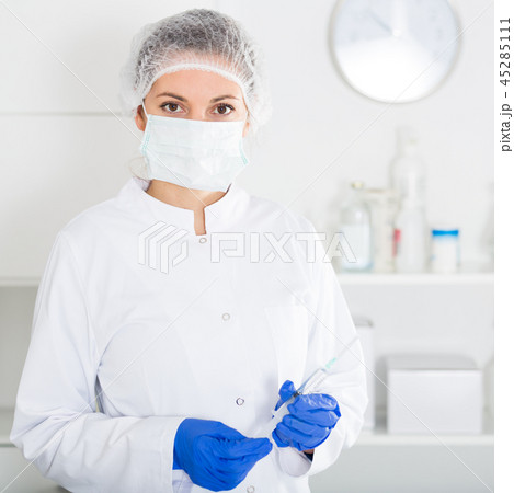 Nurse making injection 45285111