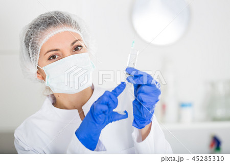 Nurse making injection 45285310