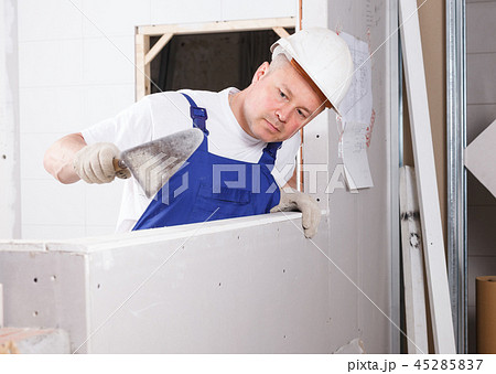Builder filling gaps on drywall element Builder filling gaps on drywall element 45285837
