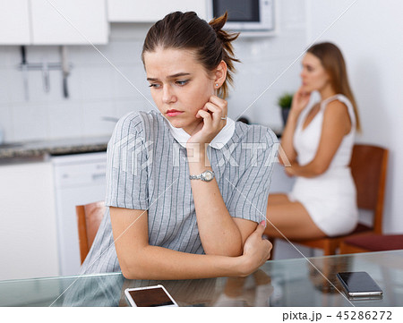 Quarrel between two girls friends 45286272