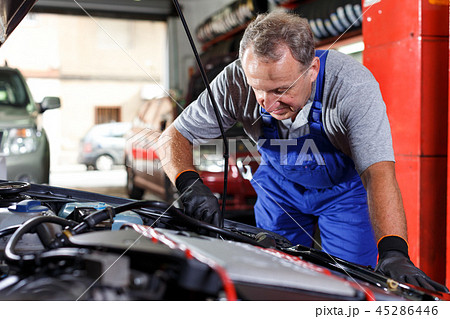 Mechanic repairing car 45286446