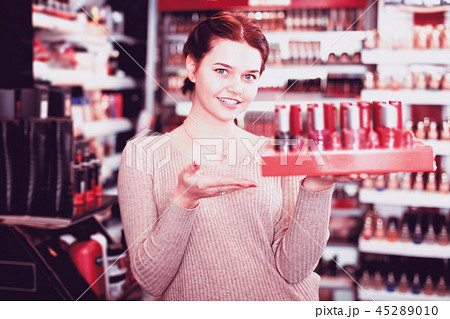 Seller demonstrating assortment Seller demonstrating assortment 45289010