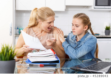 Mother dissatisfied with poor in studies of daughter 45289043