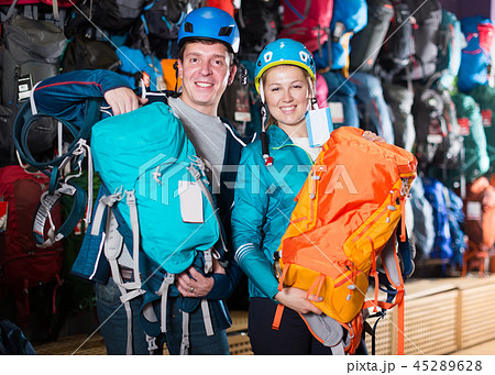 couple to choose backpacks for hiking 45289628