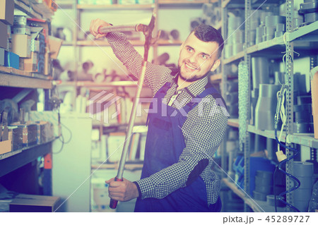 Worker explains how to work with tool 45289727