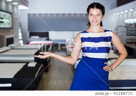 seller who is standing on her workplace 45289775