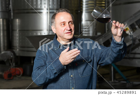 worker costs with wineglass 45289891