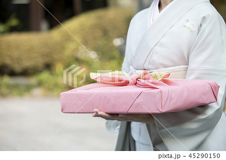 お中元 お歳暮イメージ 着物姿女性 お中元 お歳暮イメージ 着物姿女性 45290150
