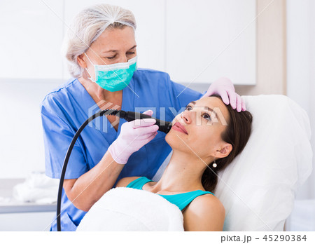 Woman receiving cryoliposuction 45290384