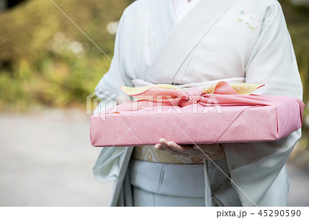 お中元 お歳暮イメージ 着物姿女性 お中元 お歳暮イメージ 着物姿女性 45290590