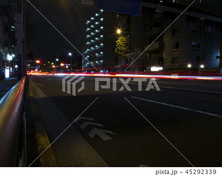 夜の街並みと車の光線 夜の街並みと車の光線 45292339