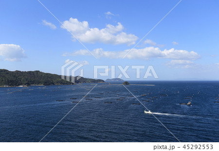 宇和島市三浦半島の遊子水荷浦の外海側、宇和海の養殖いかだ 45292553