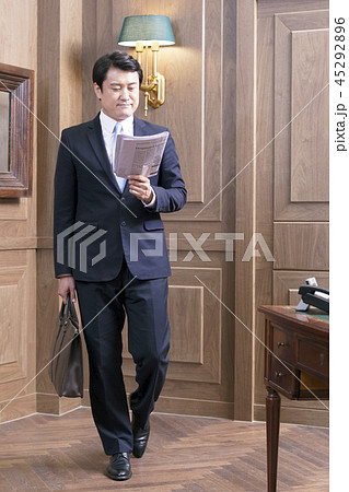 ビジネスマン オフィス 新聞 45292896