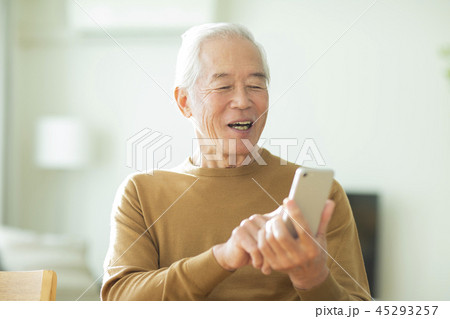 シニア男性 スマホ 45293257