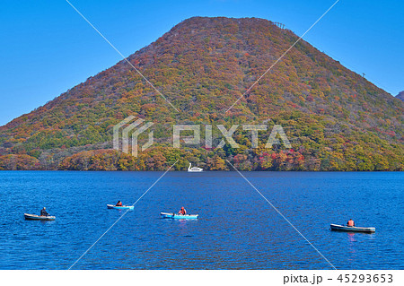秋の榛名富士と榛名湖遊覧船、釣り船 45293653