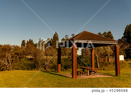 秋の夕暮れベンチ 秋の夕暮れベンチ 45296098