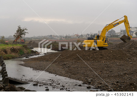 雨の中の河川工事 45302143