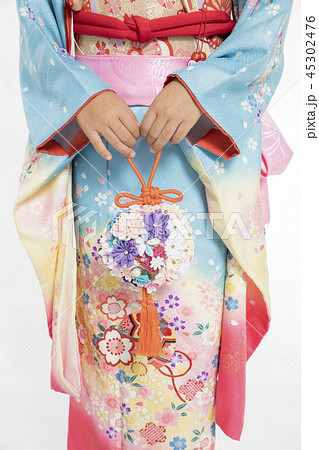 ボールブーケを持つ着物姿女の子手元 ボールブーケを持つ着物姿女の子手元 45302476