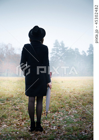 Woman looks at the fog, view from the back Woman looks at the fog, view from the back 45302482