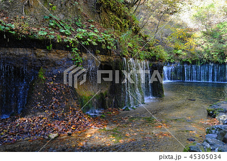 10月 軽井沢50白糸の滝の紅葉の写真素材