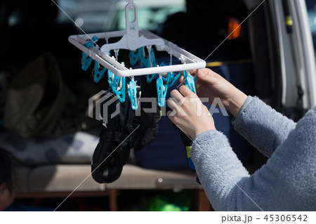 スキー場の駐車場でグローブを干す女性 スキー場の駐車場でグローブを干す女性 45306542
