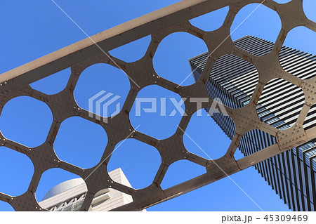 アーチ橋の鉄骨と青空 アーチ橋の鉄骨と青空 45309469