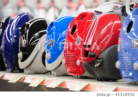 Row of vacuum cleaners in appliance store 45310930