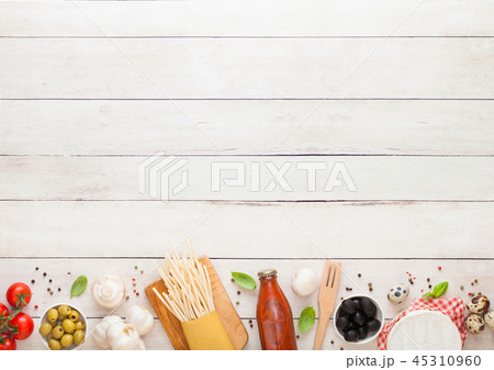 Homemade spaghetti pasta with quail eggs  45310960